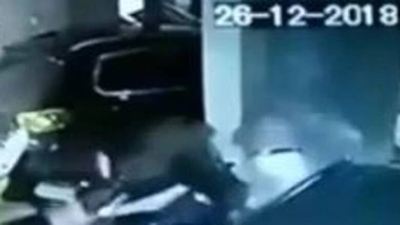 Βίντεο-σοκ: Η στιγμή που ο «δράκος των Χανίων» επιτίθεται σε κοπέλα